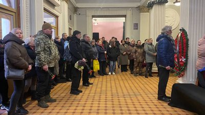 У Дніпрі прощаються з загиблим на фронті актором Яковом Ткаченко, який зіграв у кінострічці "Довбуш" У Дніпрі прощаються з загиблим на фронті актором Яковом Ткаченко, який зіграв у кінострічці "Довбуш"