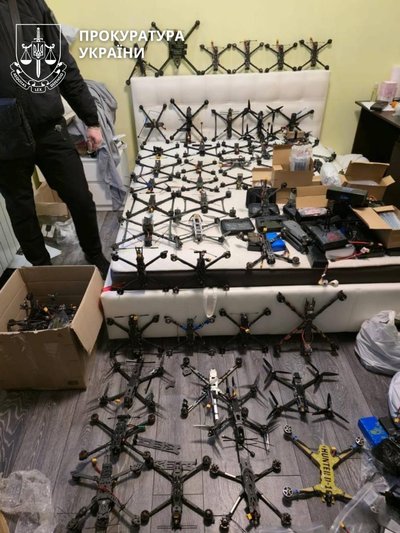 Допустив втрату 84 FPV-дронів, їх знайшли у помешканні За недбалість судитимуть комвзводу однієї з частин на Донеччині Допустив втрату 84 FPV-дронів, їх знайшли у помешканні За недбалість судитимуть комвзводу однієї з частин на Донеччині