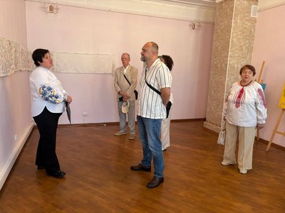 У Житомирі представили семиметровий рушник з автографами українських діячів культури У Житомирі представили семиметровий рушник з автографами українських діячів культури