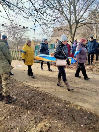 Живим коридором, стоячи на колінах. На Херсонщині попрощались з загиблим воїном Сергієм Катеринюком Живим коридором, стоячи на колінах. На Херсонщині попрощались з загиблим воїном Сергієм Катеринюком