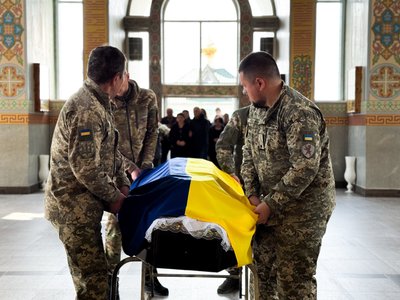 У Мукачеві попрощалися з полеглим захисником Володимиром Сурняком У Мукачеві попрощалися з полеглим захисником Володимиром Сурняком