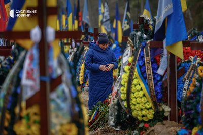 Настя біля могили свого чоловіка Андрія Кузьменка на кладовищі у Києві Настя біля могили свого чоловіка Андрія Кузьменка на кладовищі у Києві