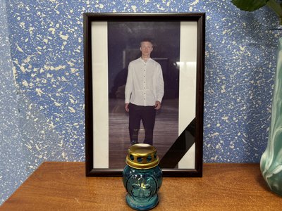 "Приїхав на два дні". У Сумах попрощалися з Денисом Журбою, який помер через удар російського БпЛА "Приїхав на два дні". У Сумах попрощалися з Денисом Журбою, який помер через удар російського БпЛА