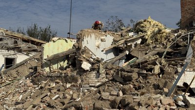 «Рятувальники побачили – рука стирчить»: що розповіли місцеві про ракетний обстріл Кременчука «Рятувальники побачили – рука стирчить»: що розповіли місцеві про ракетний обстріл Кременчука