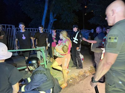 Одесу атакували "шахеди": у місті пролунали вибухи, видно пожежу, пошкоджені будинки