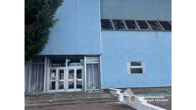 Росіяни "шахедами" атакували центр міста Новгород-Сіверський на Чернігівщині: пошкоджені будинки Росіяни "шахедами" атакували центр міста Новгород-Сіверський на Чернігівщині: пошкоджені будинки