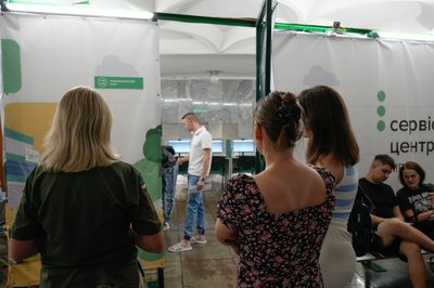 Екзаменаційний клас для складання іспиту з теорії водіння у центрі МВС у метро вміщує 10 людей Екзаменаційний клас для складання іспиту з теорії водіння у центрі МВС у метро вміщує 10 людей