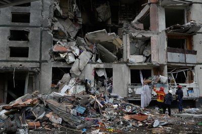 Пошуково-рятувальні роботи у багатоповерхівці на Салтівці у Харкові після російського удару, 31 жовтня 2024 року Пошуково-рятувальні роботи у багатоповерхівці на Салтівці у Харкові після російського удару, 31 жовтня 2024 року