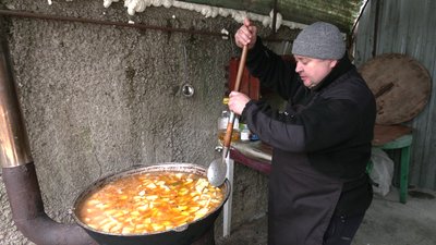 У Рівному волонтери роздають гарячі обіди для безпритульних