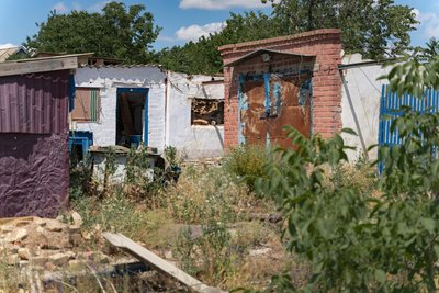 "Уламки падають на голову, а ти тікаєш, і радієш, що жива": Історія жительки звільненого Калинівського "Уламки падають на голову, а ти тікаєш, і радієш, що жива": Історія жительки звільненого Калинівського