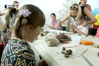 В Одесі для дітей з інвалідністю відкрили гончарну майстерню В Одесі для дітей з інвалідністю відкрили гончарну майстерню