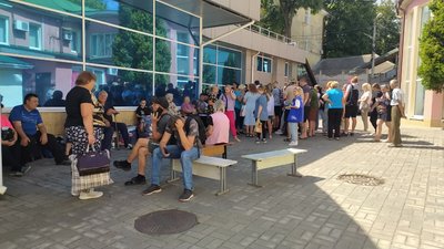 "Виїжджали між КАБами": як евакуюють жителів прикордоння Сумщини "Виїжджали між КАБами": як евакуюють жителів прикордоння Сумщини