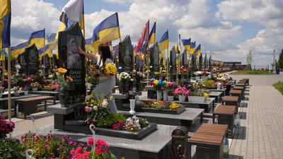 Мар'яна ходить на могилу до свого чоловіка, загиблого військового Максима Дячука, червень 2026 року, Хмельницький Мар'яна ходить на могилу до свого чоловіка, загиблого військового Максима Дячука, червень 2026 року, Хмельницький