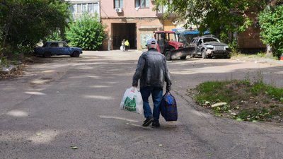 «Будемо жити, будемо виживати»: жителі Краматорська про удар чотирма авіабомбами «Будемо жити, будемо виживати»: жителі Краматорська про удар чотирма авіабомбами