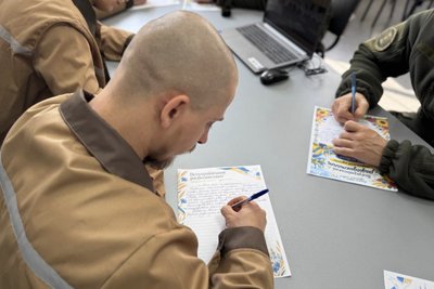 «Вони теж люди»: як у Черкаському СІЗО писали Радіодиктант національної єдності «Вони теж люди»: як у Черкаському СІЗО писали Радіодиктант національної єдності