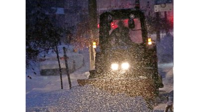 Снігопад у Чернігові: вісім тракторів та майже 50 працівників, як працюють комунальники Снігопад у Чернігові: вісім тракторів та майже 50 працівників, як працюють комунальники