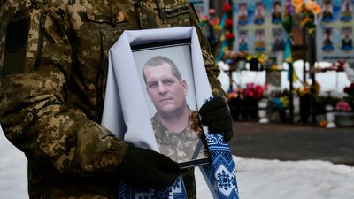 Поховання військових на Чернігівщині: у Ніжині попрощалися з бійцем Олександром Остапцем Поховання військових на Чернігівщині: у Ніжині попрощалися з бійцем Олександром Остапцем