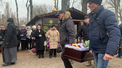 У Нікополі прощаються з директоркою гімназії, яка загинула через обстріл РФ У Нікополі прощаються з директоркою гімназії, яка загинула через обстріл РФ