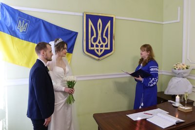 "Дату весілля обрали не випадково". У Херсоні 25 лютого одружилися чотири пари "Дату весілля обрали не випадково". У Херсоні 25 лютого одружилися чотири пари