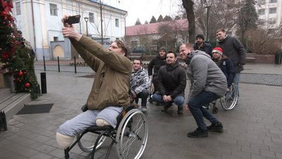 Військові Олег Фільчаков, Вадим Івасишин, Василь Джус, селфі Військові Олег Фільчаков, Вадим Івасишин, Василь Джус, селфі