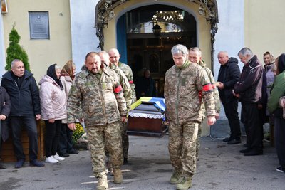 Луцька громада попрощалася з 44-річним захисником Віктором Бондаруком Луцька громада попрощалася з 44-річним захисником Віктором Бондаруком