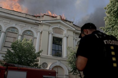 У Харкові горить художній музей після російського влучання БпЛА У Харкові горить художній музей після російського влучання БпЛА