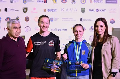Черкаські боксери привезли дев'ять нагород із чемпіонату України Черкаські боксери привезли дев'ять нагород із чемпіонату України