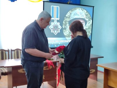 Родинам трьох полеглих військових з Одещини вручили ордени "За мужність" Родинам трьох полеглих військових з Одещини вручили ордени "За мужність"