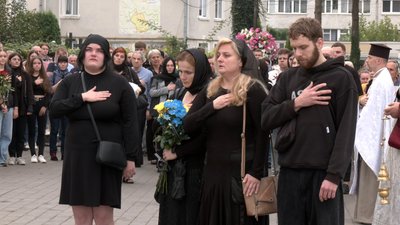 У Луцьку попрощалися з полеглим військовослужбовцем У Луцьку попрощалися з полеглим військовослужбовцем
