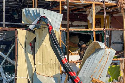 Наслідки ворожого обстрілу: рятувальники працюють на місці російських ударів по центру Печеніг на Харківщині, 18 серпня 2026 року, де зафіксовані значні руйнування інфраструктури Наслідки ворожого обстрілу: рятувальники працюють на місці російських ударів по центру Печеніг на Харківщині, 18 серпня 2026 року, де зафіксовані значні руйнування інфраструктури