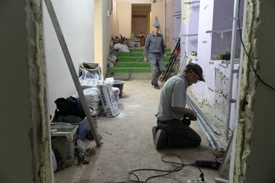 У Києві після обстрілів відновлюють кожен десятий заклад освіти — КМДА У Києві після обстрілів відновлюють кожен десятий заклад освіти — КМДА