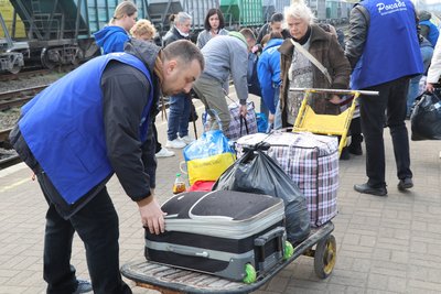 Жителі Донеччини, волонтери, евакуаційний потяг, Івано-Франківськ Жителі Донеччини, волонтери, евакуаційний потяг, Івано-Франківськ