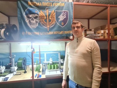 На Житомирщині батько з синами виготовляють складові до дронів На Житомирщині батько з синами виготовляють складові до дронів