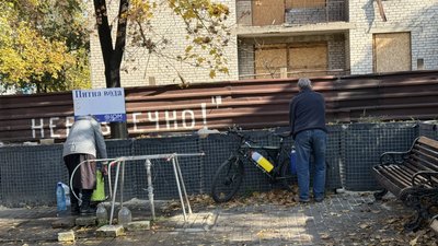 Люди набирають воду Добропілля Донецька область 24 жовтня 2025 рік Люди набирають воду Добропілля Донецька область 24 жовтня 2025 рік