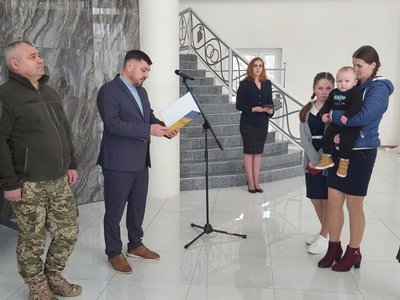 На Одещині родині загиблого військового вручили його нагороду "За мужність" На Одещині родині загиблого військового вручили його нагороду "За мужність"