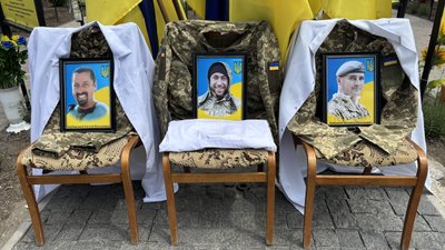 У Крижополі на Вінниччині вшанували пам’ять загиблих бойових медиків У Крижополі на Вінниччині вшанували пам’ять загиблих бойових медиків