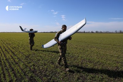 Бійці 34 ОБрБО з позивними "Шок" і "Сімба" несуть безпілотник GOR після роботи на Херсонщині Бійці 34 ОБрБО з позивними "Шок" і "Сімба" несуть безпілотник GOR після роботи на Херсонщині