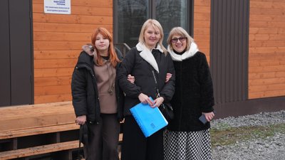Родина Бородіних поруч із модульним будинком Родина Бородіних поруч із модульним будинком
