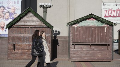 Центральну ялинку почали встановлювати на Театральній площі в Рівному Центральну ялинку почали встановлювати на Театральній площі в Рівному