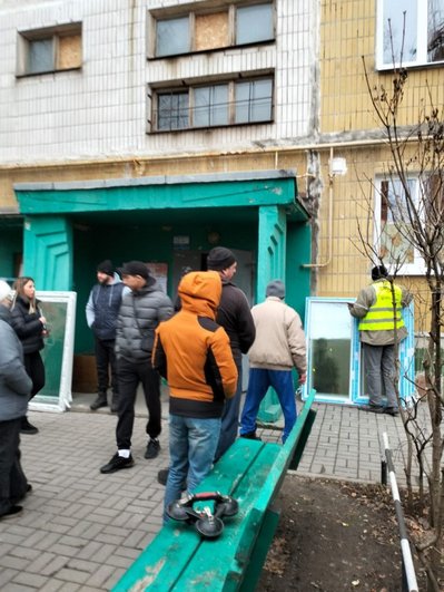 Мешканцям пошкодженого будинку на Героїв Крут у Сумах благодійники встановлюють вікна Мешканцям пошкодженого будинку на Героїв Крут у Сумах благодійники встановлюють вікна