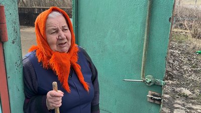 “Повилітало все. Ми у ванну заховалися”. Жителі Майдану лагодять зруйновані будинки після обстрілу і виїжджають “Повилітало все. Ми у ванну заховалися”. Жителі Майдану лагодять зруйновані будинки після обстрілу і виїжджають