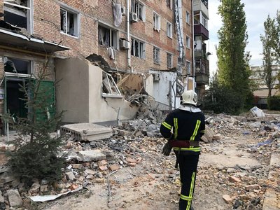 Масований обстріл: вночі російські війська поцілили у п’ятиповерхівку в Миколаєві Масований обстріл: вночі російські війська поцілили у п’ятиповерхівку в Миколаєві