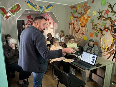 Люди прийшли на курс "Смартфон з нуля" в Харкові Люди прийшли на курс "Смартфон з нуля" в Харкові