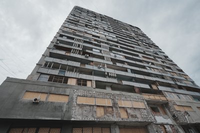Атаки видно з вікна: як удари по Харкову переживають мешканці першої в місті 24-поверхівки Атаки видно з вікна: як удари по Харкову переживають мешканці першої в місті 24-поверхівки