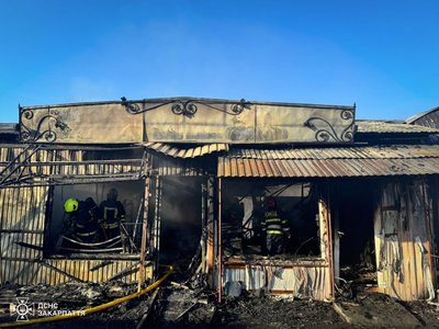 В Ужгороді горів магазин в районі продовольчого ринку. Пожежу ліквідували В Ужгороді горів магазин в районі продовольчого ринку. Пожежу ліквідували