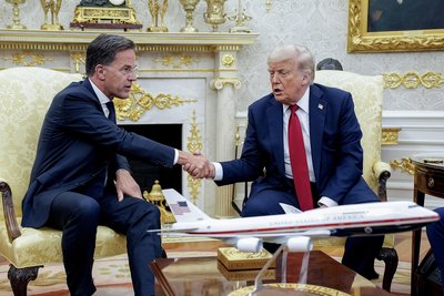 Президент США Дональд Трамп тисне руку генсеку НАТО Марку Рютте під час зустрічі в Білого дому у Вашингтоні 14 липня 2025 року Президент США Дональд Трамп тисне руку генсеку НАТО Марку Рютте під час зустрічі в Білого дому у Вашингтоні 14 липня 2025 року