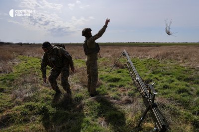 Військові 34 ОБрБО з позивними "Шок" і "Сімба" готують катапульту для БПЛА GOR на позиції на Херсонщині Військові 34 ОБрБО з позивними "Шок" і "Сімба" готують катапульту для БПЛА GOR на позиції на Херсонщині