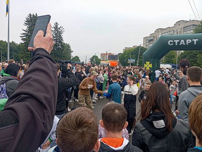 Першими бігли діти дистанцію 300 метрів Першими бігли діти дистанцію 300 метрів