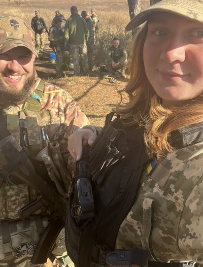 Олена Савьолова із побратимами на військовій службі Олена Савьолова із побратимами на військовій службі