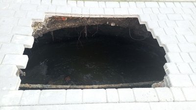 Каналізаційний колектор глибиною майже 4 метра, у який провалились люди на вулиці Зарічанській у Хмельницькому Каналізаційний колектор глибиною майже 4 метра, у який провалились люди на вулиці Зарічанській у Хмельницькому